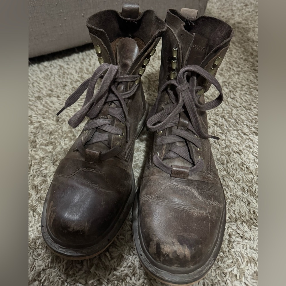 Dr Martin boots size 10 but I wear 10.5 and they fit perfect